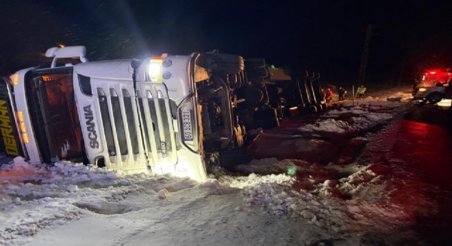 Refahiye yolunda tır kazası