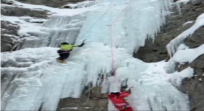 Uzundere de buz tırmanışında ayı paniği