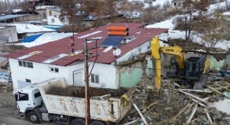 Pasinler metruk binalardan temizleniyor