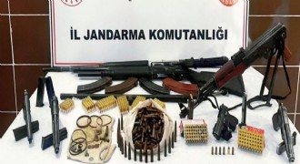 Çok sayıda silah ve mühimmat ele geçirildi